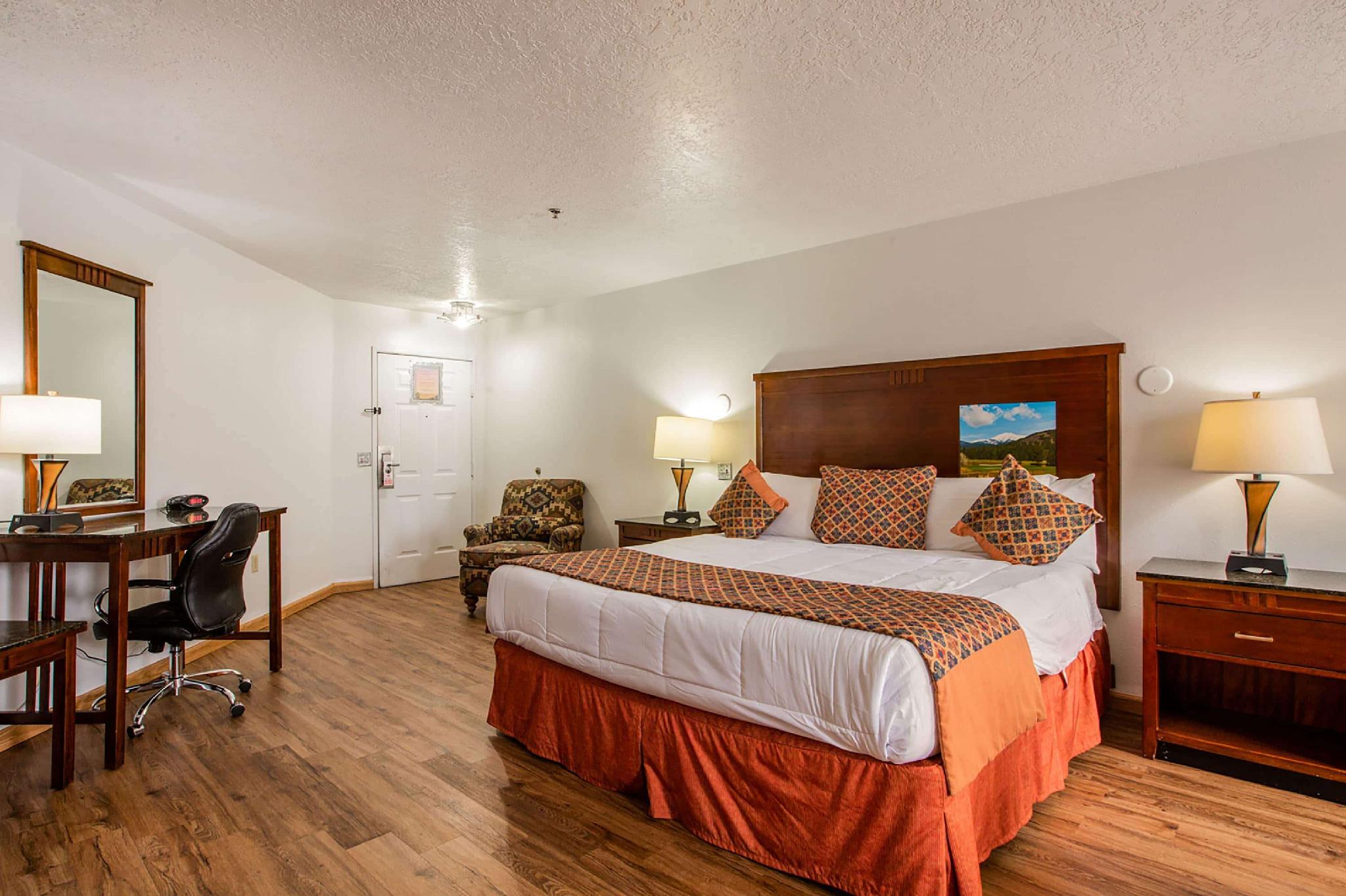1 King Bed and 1 Double Bed, Mobility Access Suite, Tub w-Grab Bars, Non-Smoking