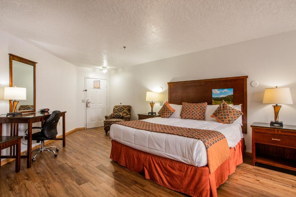 King Room with Mobility Access and Bathtub with Grab Bars, Non-Smoking at Sandia Peak Inn, a Howard Johnson by Wyndham, photo 3