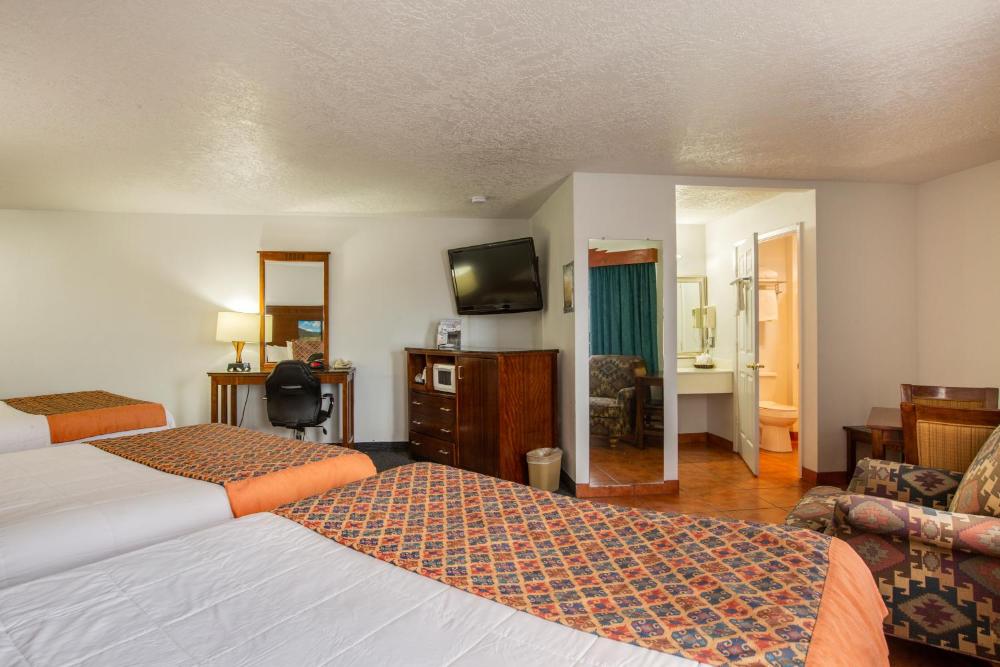 Family Suite with Three Queen Beds - Non-Smoking at Sandia Peak Inn, a Howard Johnson by Wyndham, photo 3