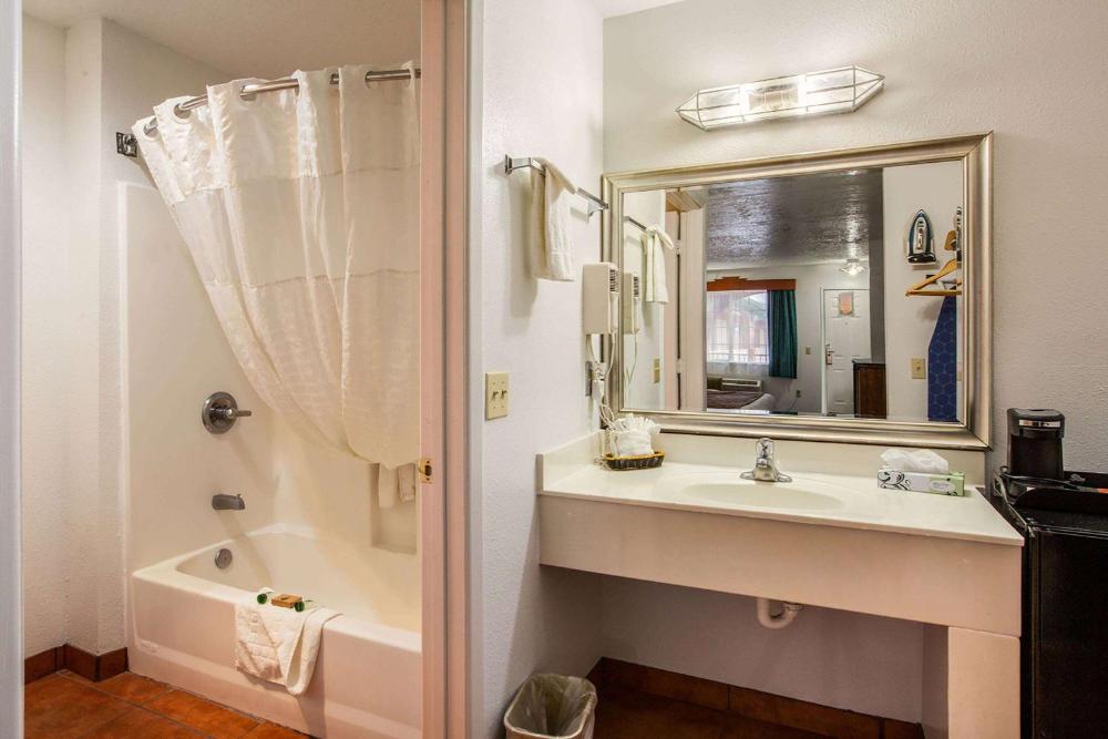 King Room with Mobility Access and Bathtub with Grab Bars, Non-Smoking at Sandia Peak Inn, a Howard Johnson by Wyndham, photo 5