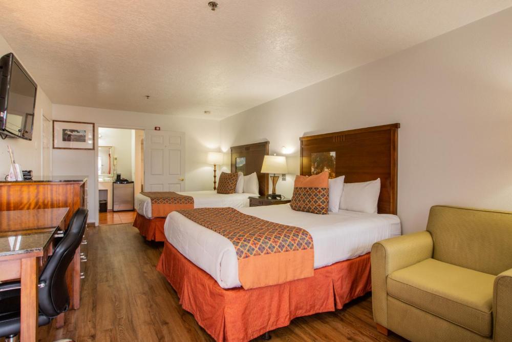 Queen Room with Two Queen Beds - Non-Smoking at Sandia Peak Inn, a Howard Johnson by Wyndham, photo 3