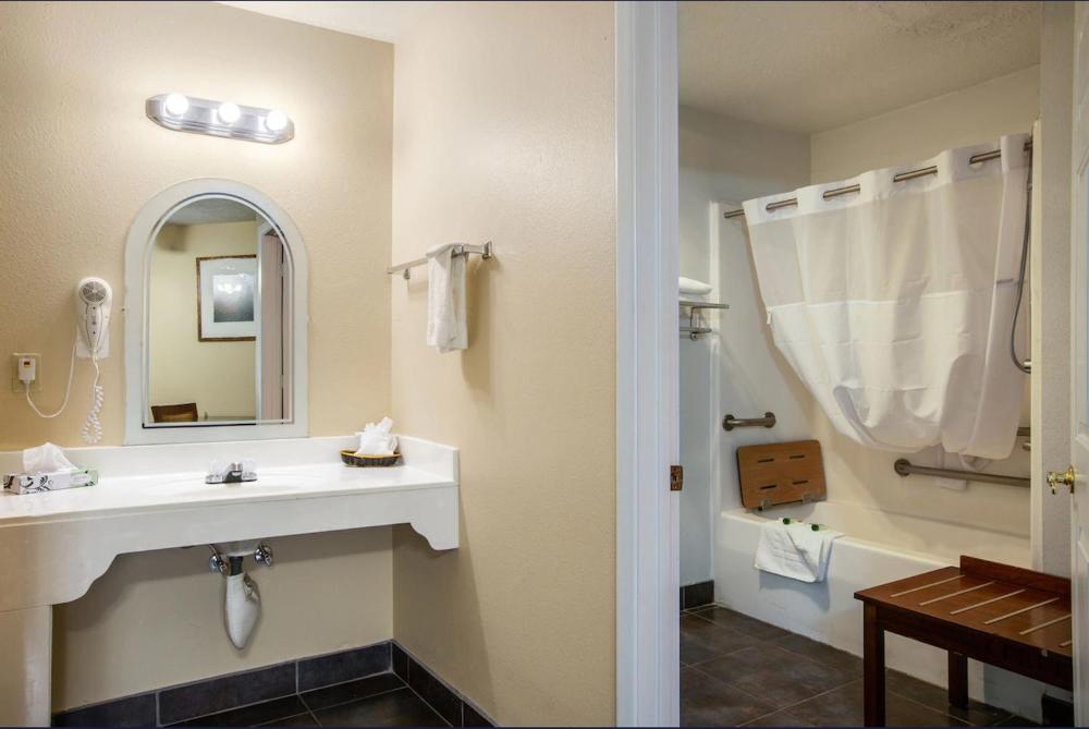 King Room with Mobility Access and Bathtub with Grab Bars, Non-Smoking at Sandia Peak Inn, a Howard Johnson by Wyndham, photo 4