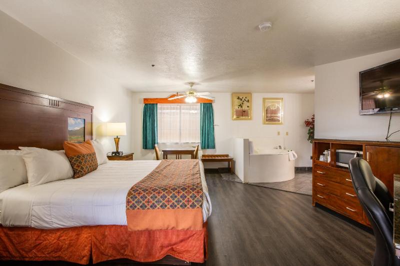 Deluxe King Suite with Hot Tub - Non-Smoking