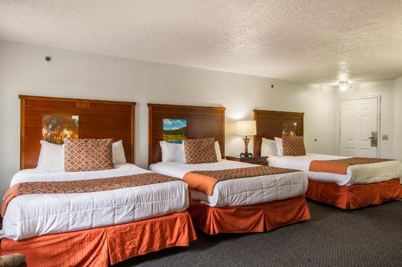 Family Suite with Three Queen Beds - Non-Smoking